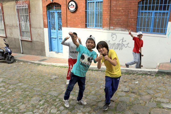 des enfants qui jouent dans la rue de mon hôtel (Tadaima Hostel Bogota) à Bogotá - l'autre ailleurs en Colombie, une autre idée du voyage