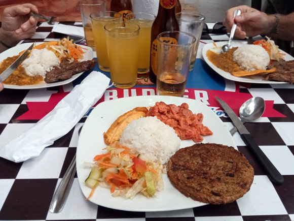 Déjeuner au Ruta Burger à Cali avec Patrick, et Rafaël - l'autre ailleurs en Colombie, une autre idée du voyage