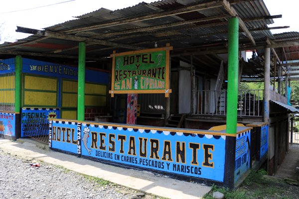 un des nombreux restaurants dans la réserve naturelle de San Cipriano à 100 Km de Cali en Colombie - l'autre ailleurs en Colombie, une autre idée du voyage