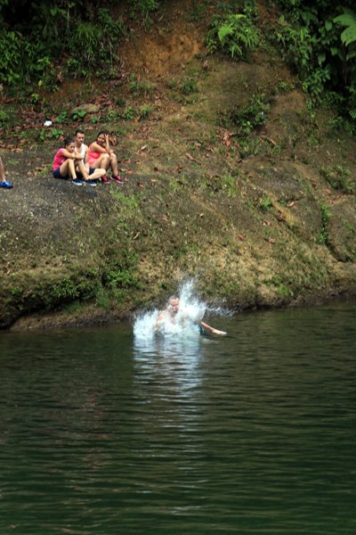 un plouf mérité en pleine chaleur dans la rivière de la réserve naturelle de San Cipriano à 100 Km de Cali en Colombie - l'autre ailleurs en Colombie, une autre idée du voyage