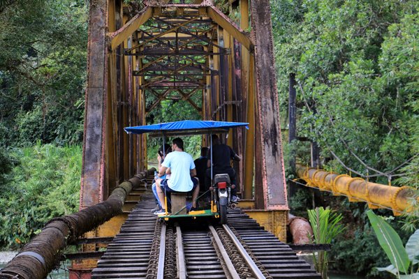 embarquez à bord d'une brujita à San Cipriano, un train vraiment pas comme les autres,à 100 Km de Cali en Colombie- l'autre ailleurs en Colombie, une autre idée du voyage