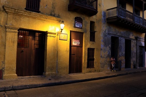 une rue, la nuit à Carthagène des Indes - l'autre ailleurs en Colombie, une autre idée du voyage