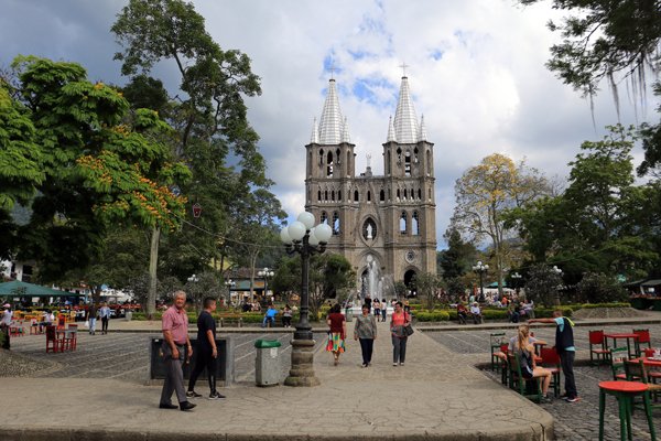 Basilique de l’immaculée conception et la place du libérateur à Jardin - l'autre ailleurs en Colombie, une autre idée du voyage