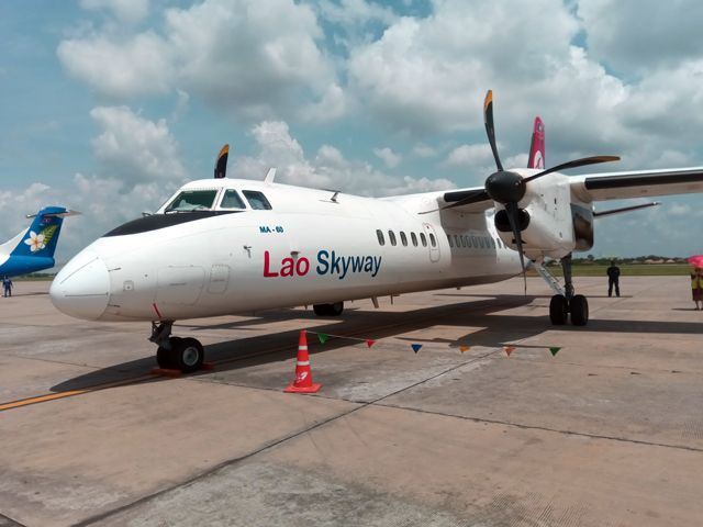 sur le tarmac de l'aéroport de Vientiane - l'autre ailleurs, une autre idée du voyage