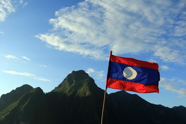 drapeau du Loas à Nong Khiaw - l'autre ailleurs au Laos