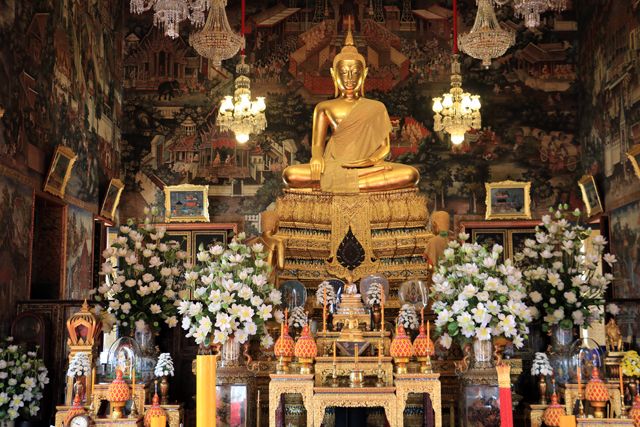 dans le temple Wat Arun Ratchawararam Ratchawaramahawihan à Bangkok - l'autre ailleurs, une autre idée du voyage