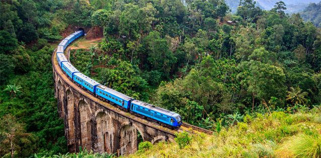 le Podi Menike, un train mythique serpente parmi les plantations de thé [Crédits : https://kbykusmi.kusmitea.com/sri-lanka-train-mythique/]