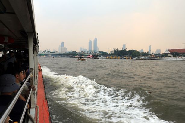 en bateau sur le fleuve Chao Phraya à Bangkok - l'autre ailleurs au Myanmar (Birmanie) et Thaïlande, une autre idée du voyage