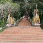 ça grimpe pour accéder à Wat Doi Suthep près de Chaing Mai - l'autre ailleurs en Thaïlande, une autre idée du voyage