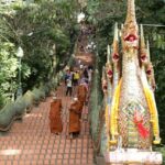 ça grimpe pour accéder à Wat Doi Suthep près de Chaing Mai - l'autre ailleurs en Thaïlande, une autre idée du voyage