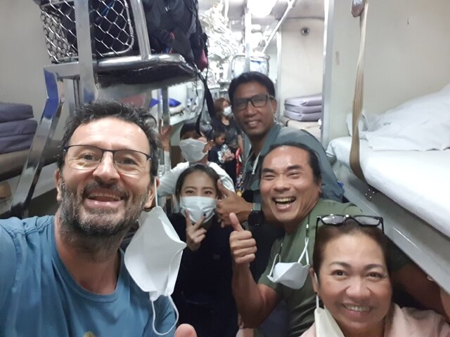 rencontre avec de sympatiques thaï de Bangkok dans le train de nuit pour Chiang Mai - l'autre ailleurs en Thaïlande, une autre idée du voyage