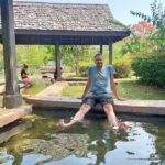 les pieds dans de l'eau entre 40 et 45° à San Kamphaeng Hot Springs près de Chiang Mai.