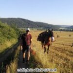 Pascal marchant à côté de son cheval, durant le voyage de France vers Prague à cheval - épisodes 17 et 18 du podcast - l'autre ailleurs s'écoute aussi en podcast, une autre idée du voyage