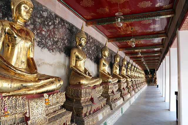 dans un temple à Bangkok - l'autre ailleurs en Thaïlande, une autre idée du voyage