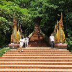 les marches d’accès au Wat Doi Suthep près de Chiang Mai - l'autre ailleurs en Thaïlande, une autre idée du voyage