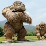 les monstres de pailles près du lac Huay Tueng Tao près de Chiang Mai.