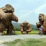 les monstres de pailles près du lac Huay Tueng Tao près de Chiang Mai.