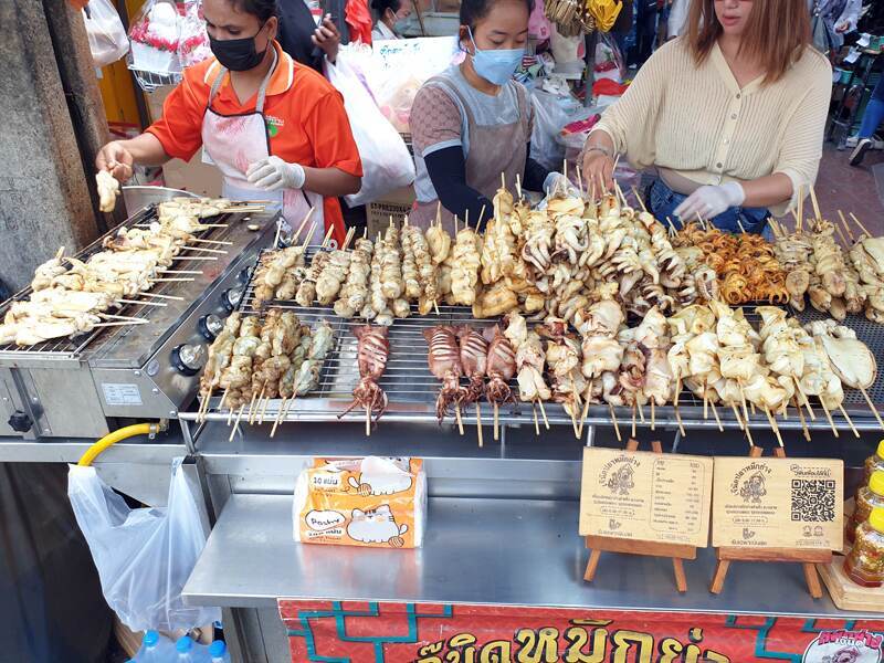 barbecue de seches dans le quartier chinatown a bangkok