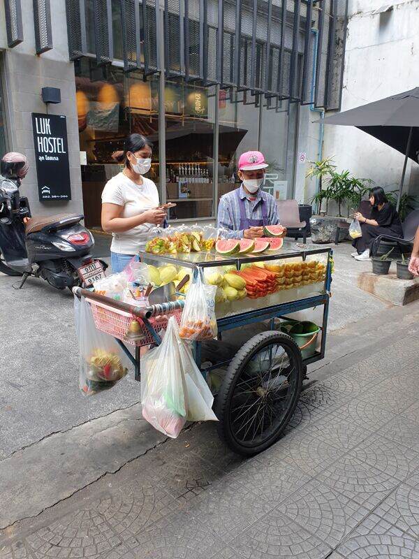 marchand de fruits frais dans le quartier chinatown a bangkok