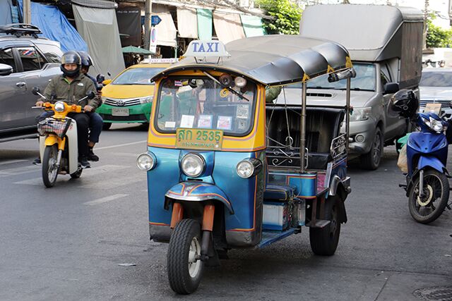 Jamais trois sans moi - scène de rue à Bangkok - l'autre ailleurs en Thaïlande, une autre idée du voyage