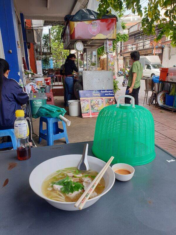 une bonne soupe de poisson pres du quartier chinatown a bangkok