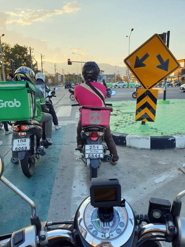 attendant le feu vert a chiang mai