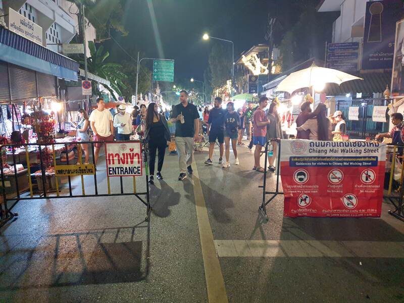 au marche du dimanche soir a chiang mai