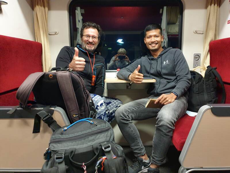 dans le train de nuit de bangkok a chiang mai rencontre avec tum