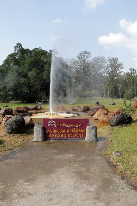 les sources chaudes de san kamphaeng a 35 km de chiang mai