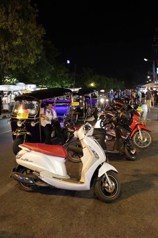 pres de marche street food de nuit a chiang mai