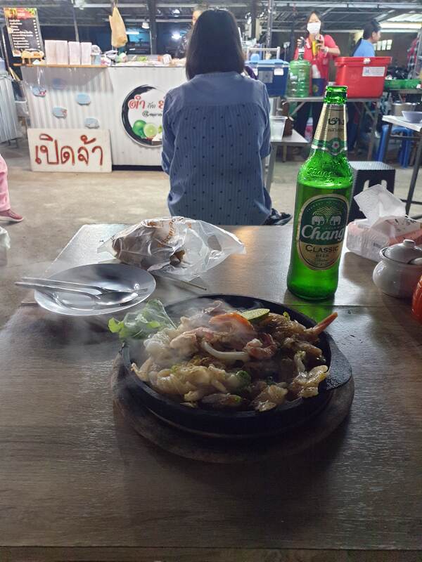 diner nouilles sautees aux fruits de mer au marche de nuit pour se nourrir a phayao un regal