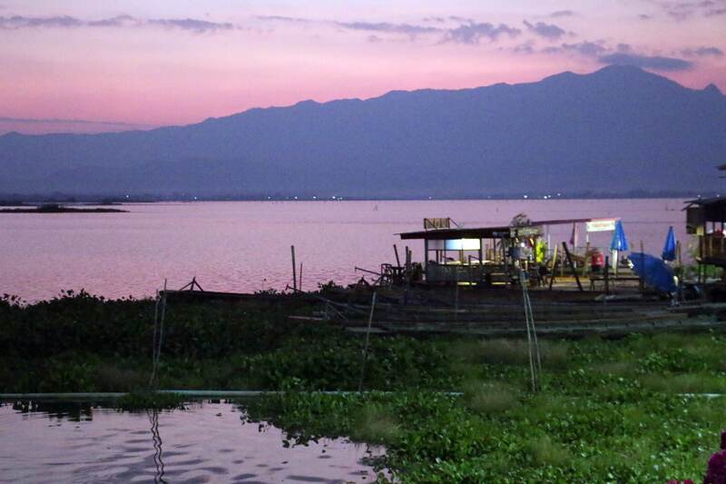 Phayao - le long du lac de Phayao, le soir - l'autre ailleurs en Thaïlande, une autre idée du voyage