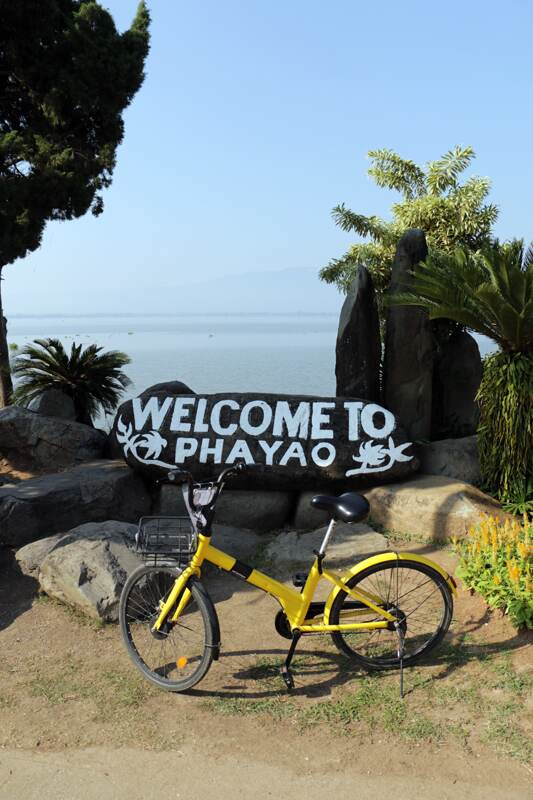 le long du lac de phayao en velo