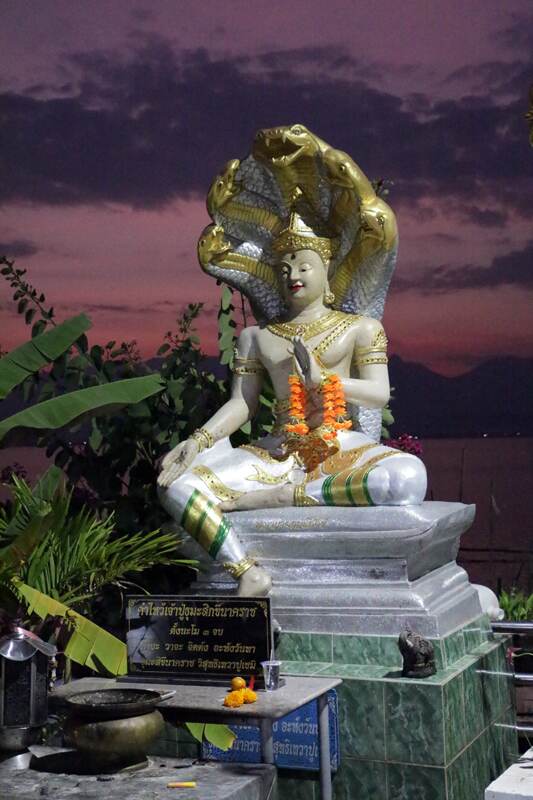 le long du lac de phayao le soir