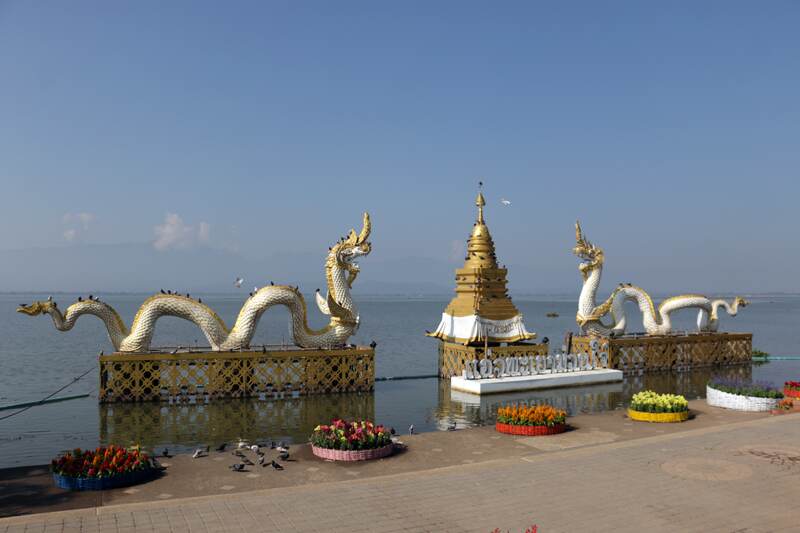 le long du lac de phayao