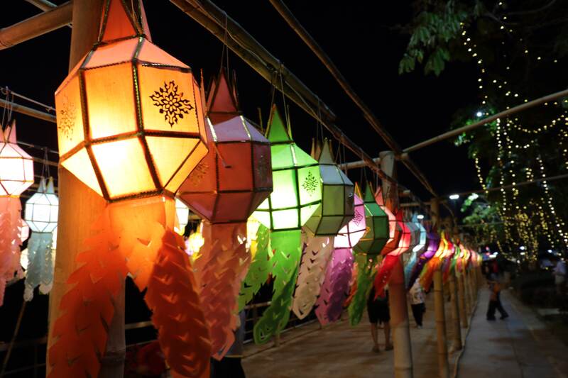 promenade nocturne pres du lac de phayao