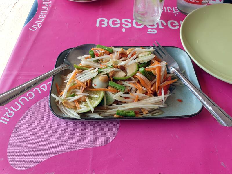 salade de papaye verte excellente dans un restaurant sur la corniche du lac de phayao