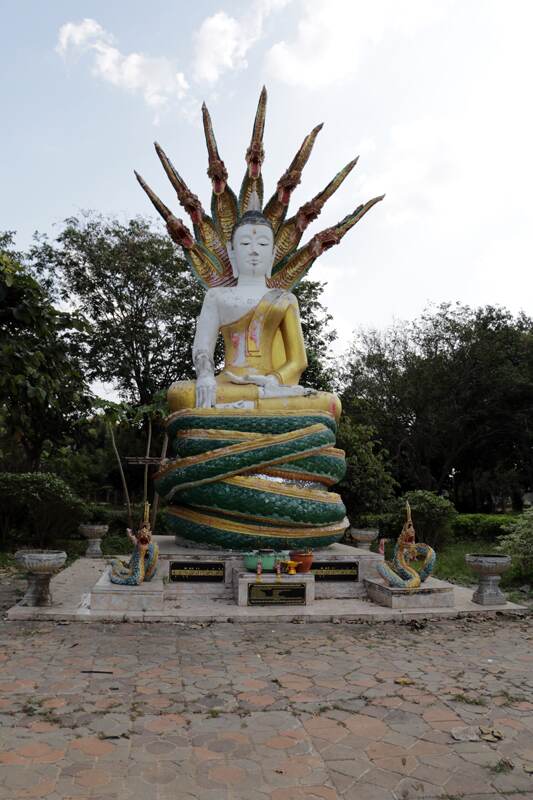 statue pres du lac de phayao