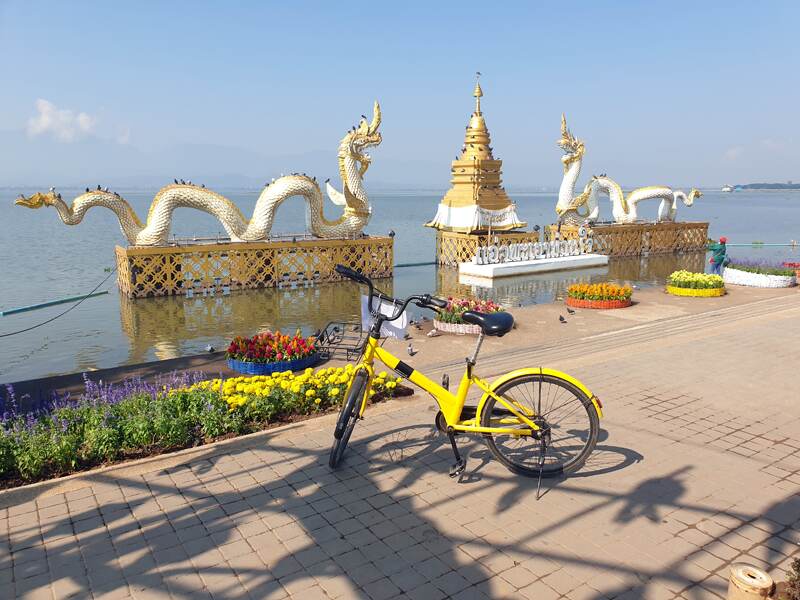 sur la corniche du lac phayao en velo