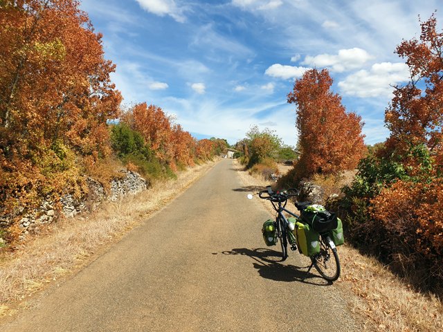 sur la route de beaux paysages aux alentours du village de Penne - l'autre ailleurs en Vélo, une autre idée du voyage (www.autre-ailleurs.fr)