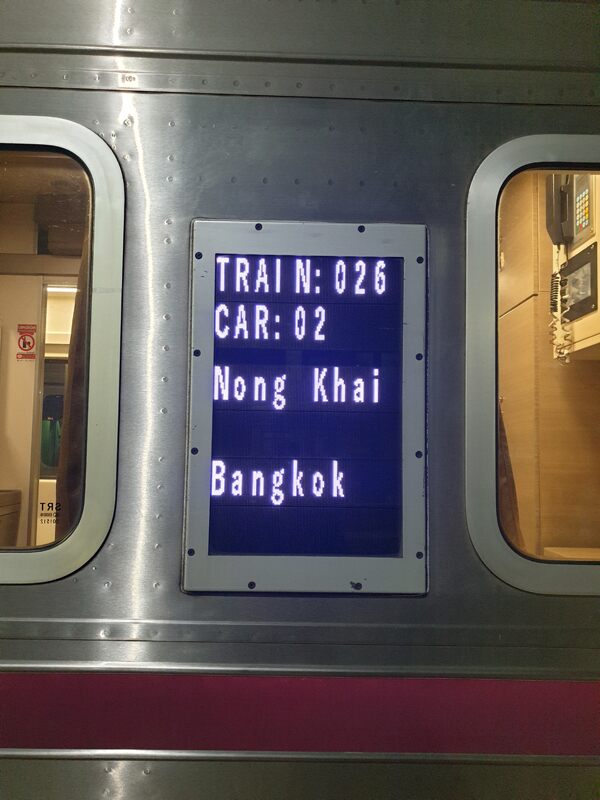 arrive par le train de nuit dans la gare ferroviaire de bangkok hua lamphong 20230113 061722