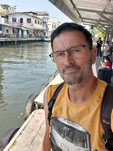 attendant le bateau taxi sur le klong a bangkok