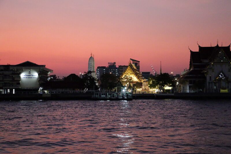 coucher de soleil sur le fleuve chao phraya de bangkok 1