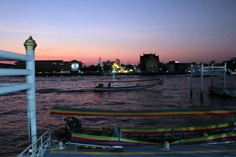 coucher de soleil sur le fleuve chao phraya de bangkok