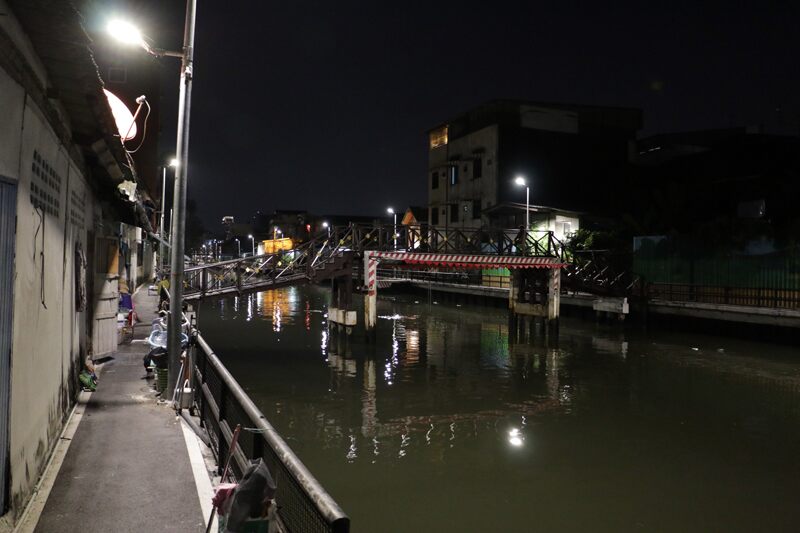 de nuit le long d un klong canal vers mon hotel a bangkok