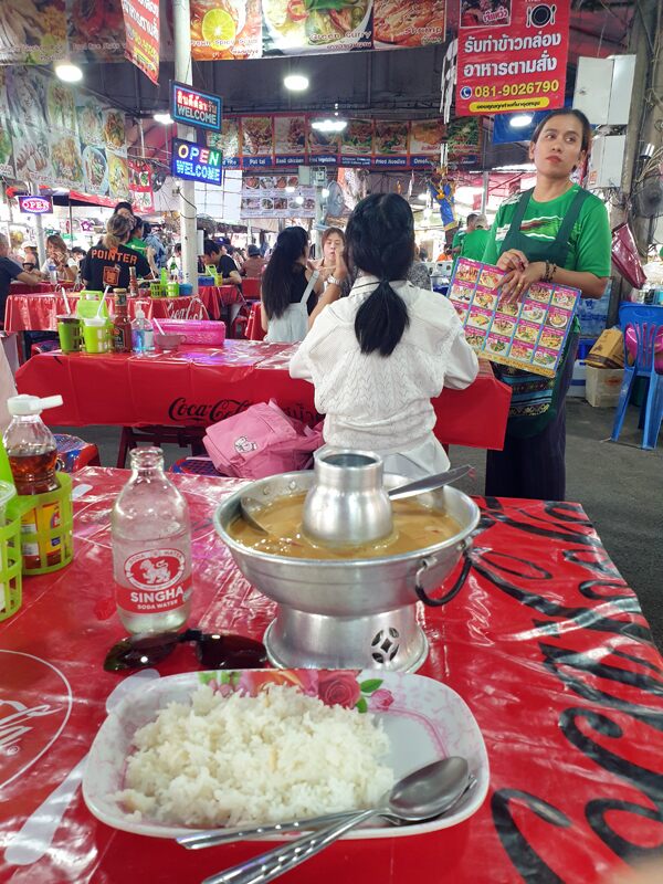 dejeuner au marche chatuchak de bangkok