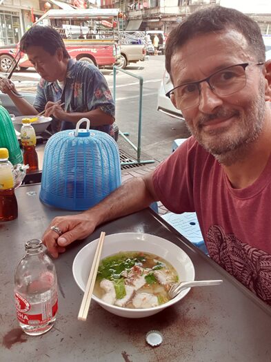 dejeuner soupe de poisson dans la rue a bangkok