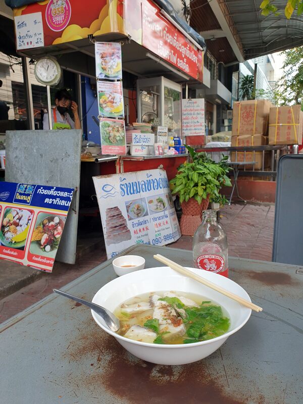 dejeuner soupe de poisson dans la rue a bangkok 20230113 125347