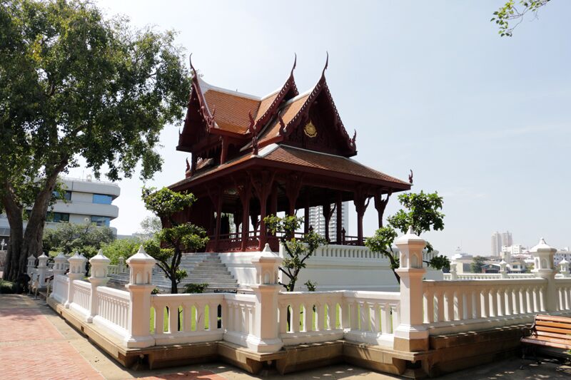 temple pres du fleuve chao phraya a bangkok