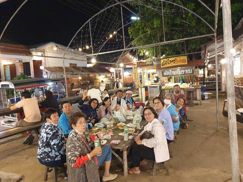 Chiang Khan - de belles rencontres avec ce groupe de retraités thaïs pour dîner sur la walking-street de Chiang Khan - l'autre ailleurs en Thaïlande, une autre idée du voyage